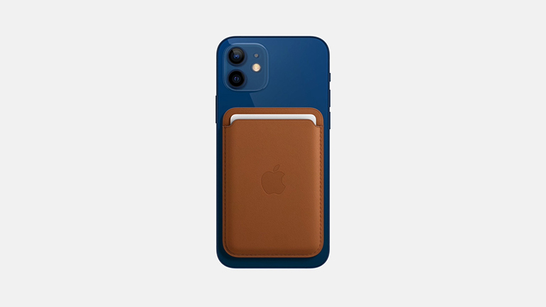 Rückseite des iPhone 12 mit aufgesetztem Zubehör.