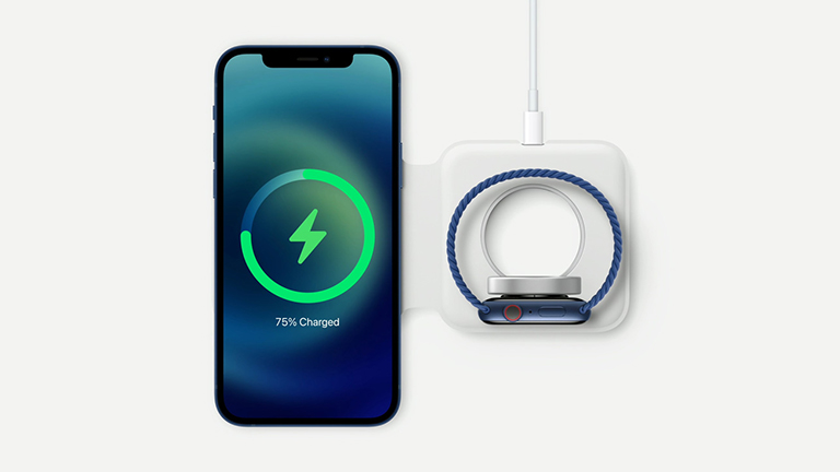 iPhone 12 und Apple Watch liegen auf einer Ladematte und laden auf.