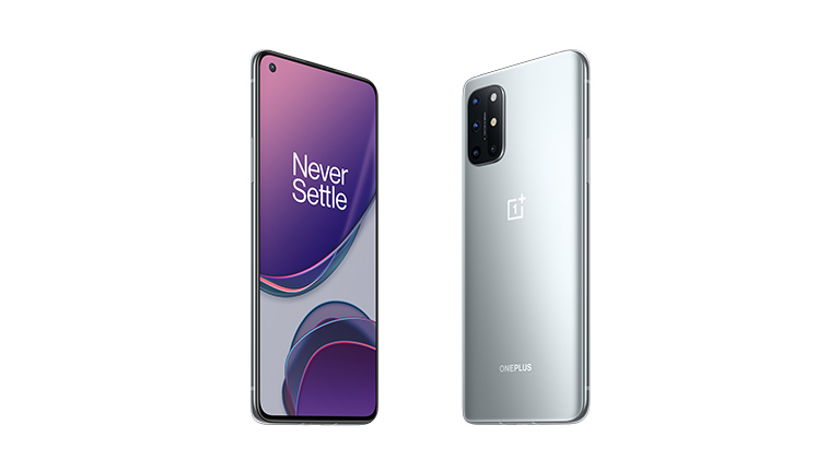 OnePlus 8T Produktbild des OnePlus 8T von vorne und hinten in schräger Seitenansicht.