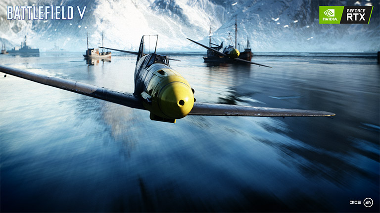 battlefield-v-nvidia-rtx-ray-tracing-screenshot-02 Ein Screenshot aus Battlefield V zeigt Kampfflugzeuge über dem Wasser. Die Schiffe und Berge im Hintergrund spiegeln sich darin.