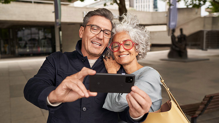 Google Pixel 5 Zwei Personen schauen in die Frontkamera des Google Pixel 5. Dabei sprechen und lächeln sie.