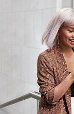 Eine Person läuft einen Gang entlang und schaut dabei auf ihr Google Pixel 5.