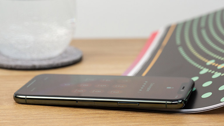 Ein aktuelles iPhone ohne Home-Button liegt auf dem Tisch. Zu sehen ist die Code-Eingabe zum Entsperren.