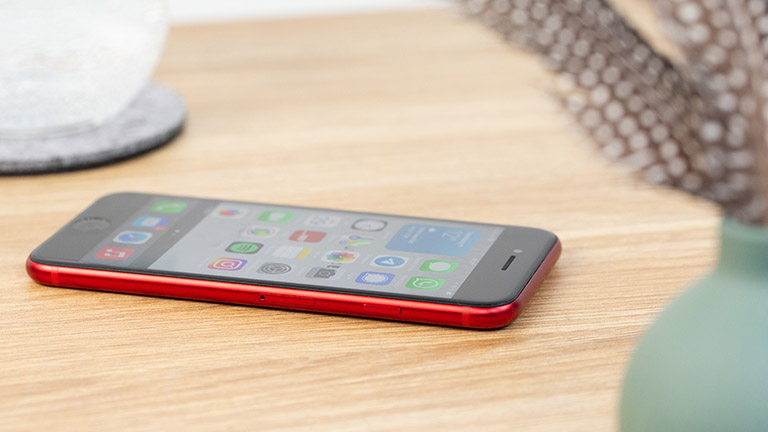 Das iPhone SE liegt auf dem Tisch. Zu sehen ist der Home-Bildschirm.