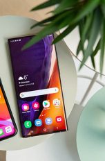 Ein iPhone 11 und ein Samsung Galaxy Note 20 Ultra nebeneinander.