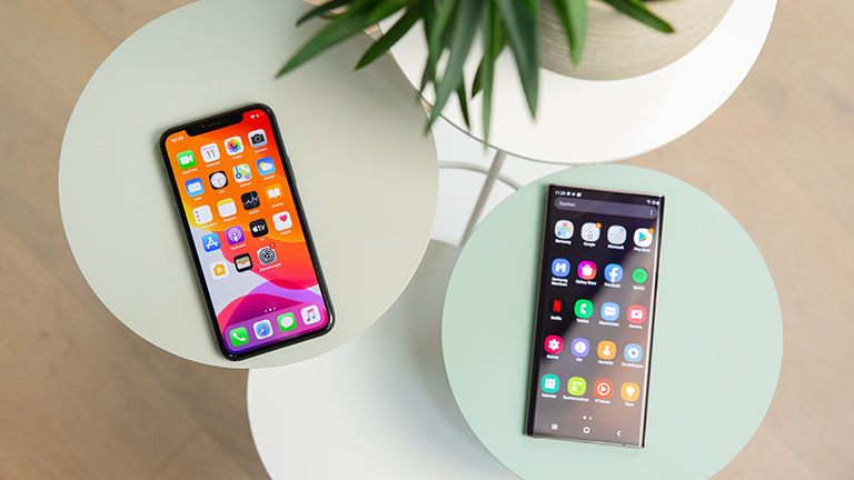 Android vs. iOS Die Homescreens auf einem iPhone 11 und auf einem Samsung Galaxy Note 20 Ultra.