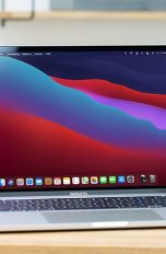 Der Schreibtisch unter Big Sur auf einem aktuellen MacBook.