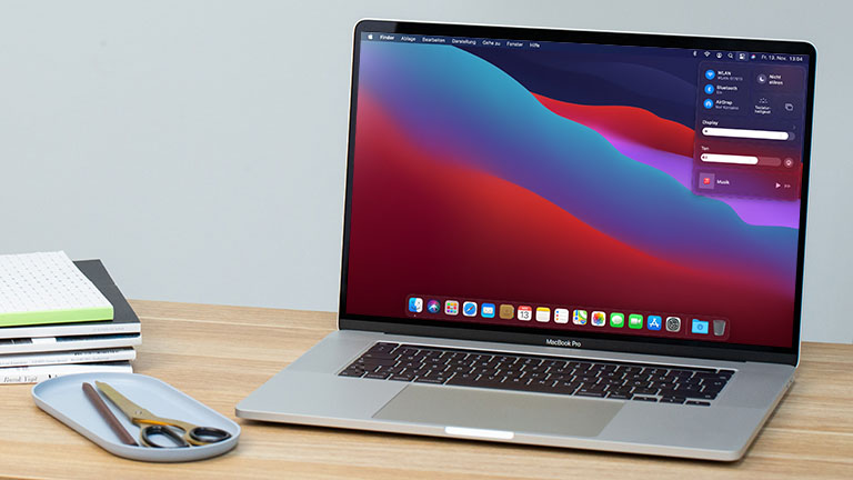 Big Sur Das aufgeklappte Kontrollzentrum unter macOS Big Sur auf einem MacBook.