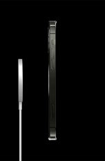 Ein iPhone 12 von der Seite. Hinten dockt gleich ein MagSafe-Lader an.