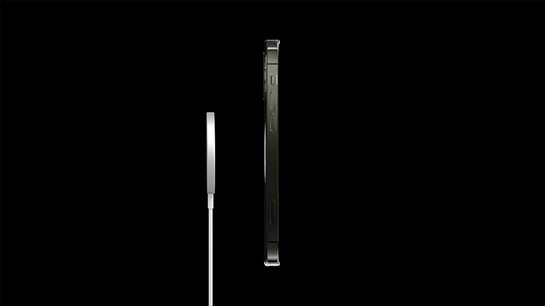 Ein iPhone 12 von der Seite. Hinten dockt gleich ein MagSafe-Lader an.