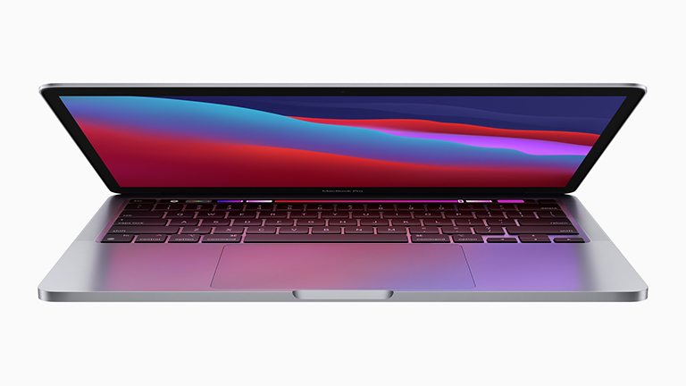Apple new macbookpro wallpaper Blick auf ein halb aufgeklapptes MacBook Pro von vorne.