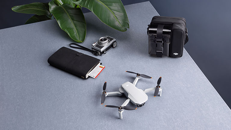 Die DJI Mini 2 auf einem Tisch. Sie ist bereits fertig ausgeklappt und bereit zum Abheben.