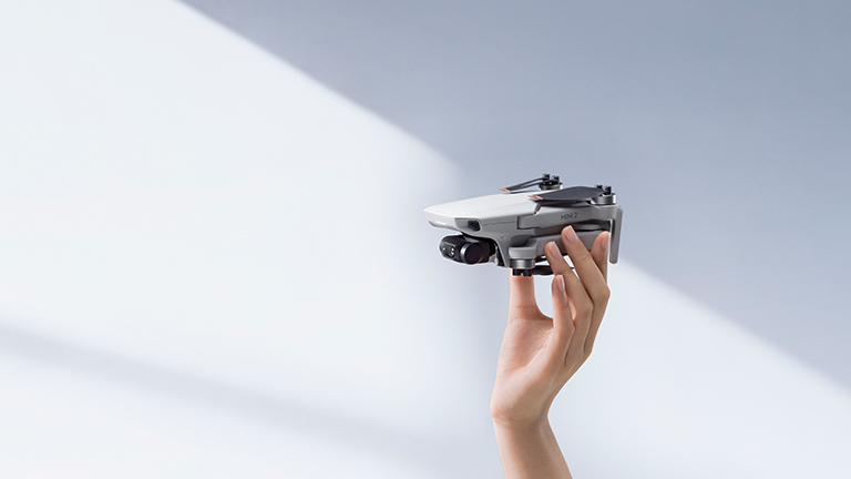 DJI Mini 2 Die DJI Mini 2 in der Hand einer Person. Die Drohne ist kompakt zusammengefaltet.