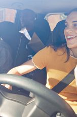 Eine Gruppe von Personen sitzt in einem Auto und hört Musik.