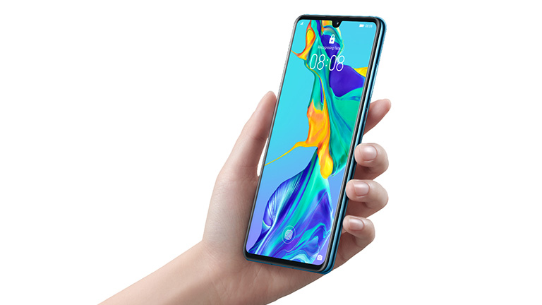Huawei P30 Eine Person hält das Huawei P30 in der Hand.