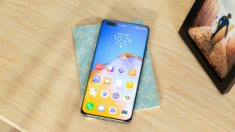 Ein eingeschaltetes Huawei P40 Pro auf einem Tisch.