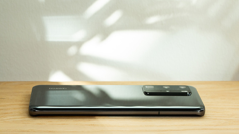 Huawei P40 Pro Ein Huawei P40 Pro liegt mit dem Display nach unten auf einem Tisch.