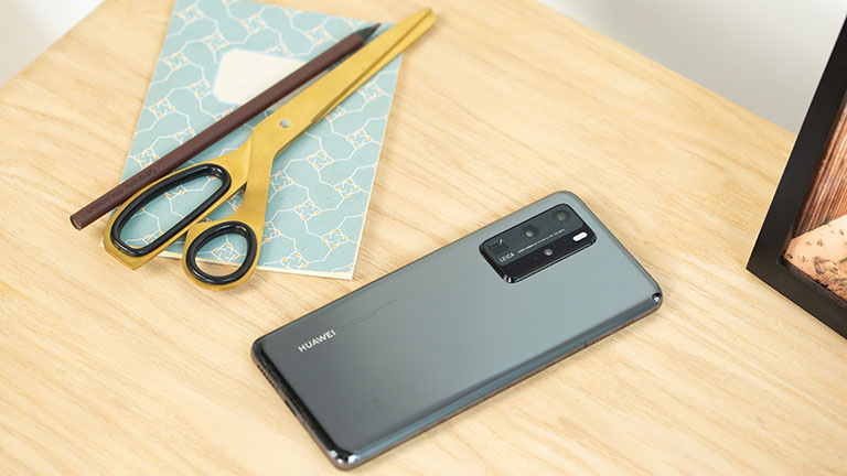 Huawei P40 Pro Ein Huawei P40 Pro auf einem Tisch. Daneben liegen eine Schere, ein Stift und ein Notizblock.