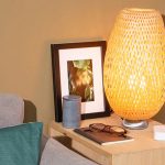 Eine IKEA-Lampe mit einer Tradfri-Birne. Daneben steht eine Hue-Bridge.