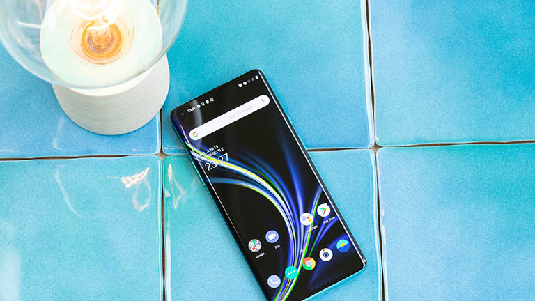 Das OnePlus 8 Pro liegt auf blauen Kacheln.