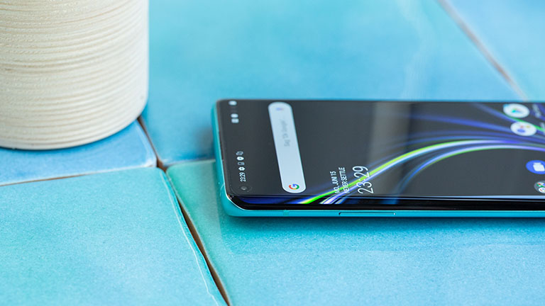 Eine schräg aufgenommene Detailansicht des OnePlus 8 Pro.