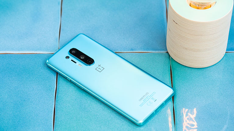 Die Rückseite des OnePlus 8 Pro. Das Smartphone hat die Farbe Glacial Green.
