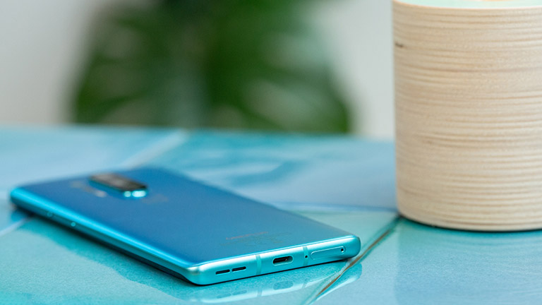 Detailansicht der Unterseite des OnePlus 8 Pro.
