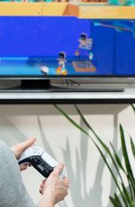 Eine Person spielt auf einer PlayStation 5.