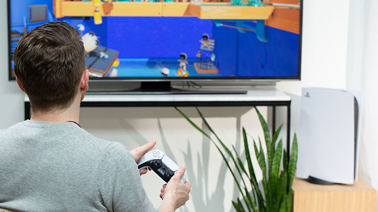 Eine Person spielt auf einer PlayStation 5.