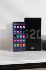 Das Samsung Galaxy S20 neben der Verpackung auf einem Tisch.