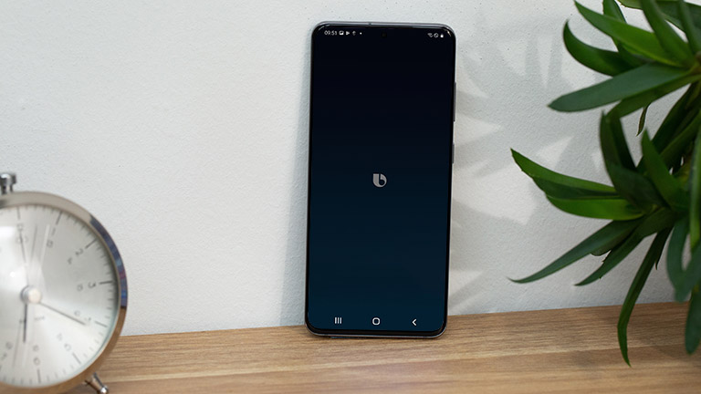 Samsung Galaxy S20 Der Bixby-Bildschirm bei einem aufrecht stehenden Samsung Galaxy S20.