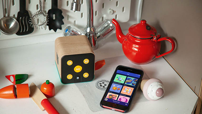 Spotify Kids Die Spotify Kids-App auf einem Smartphone in einer Spielküche.
