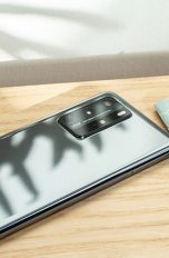 Das Huawei P40 Pro liegt mit dem Display nach unten auf einem Tisch.