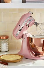 Eine pinkfarbene KitchenAid Artisan im Einsatz in einer Küche.