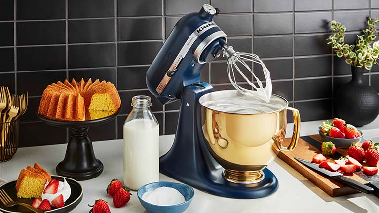 KitchenAid Eine KitchenAid Artisan in Blau mit goldener Schüssel.