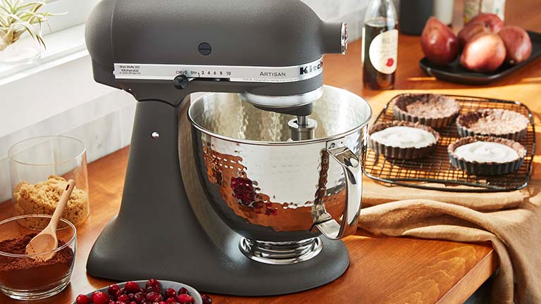 KitchenAid Eine KitchenAid Artisan in mattem Grau mit einer Schüssel im Schmiede-Look.