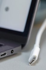 USB Typ C Ein Laptop mit USB-C-Buchse. Daneben ein USB-C-Kabel.