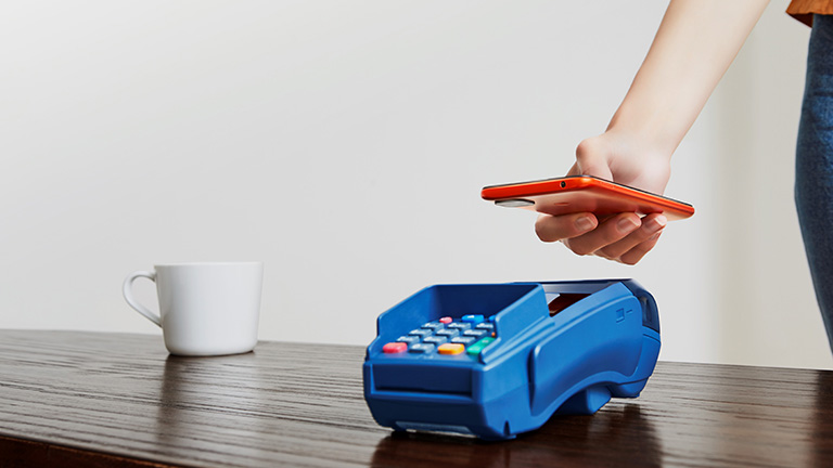 Xiaomi Redmi 9C Das Redmi 9C wird an ein Kartenlesegerät gehalten.