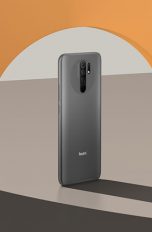 Ein Redmi-Smartphone steht in einem Halbkreis in einer orangefarbenen Wand.
