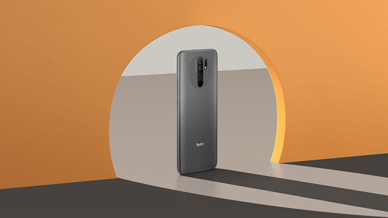 Ein Redmi-Smartphone steht in einem Halbkreis in einer orangefarbenen Wand.