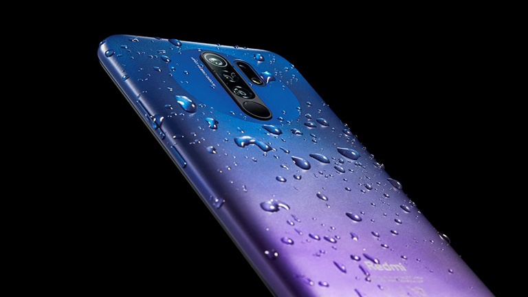 Xiaomi Redmi 9 Das Xiaomi Redmi 9 mit Wassertropfen auf der Rückseite.