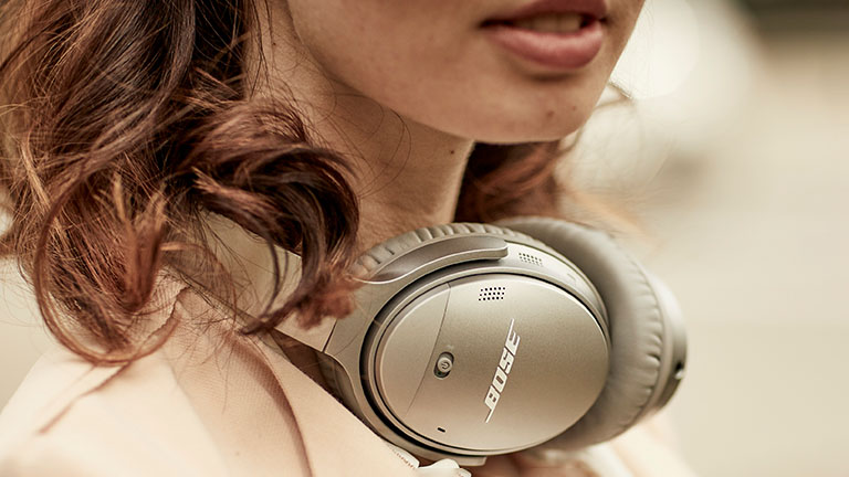 Bose QuietComfort 35 II Eine Person trägt die Bose QuietComfort 35 II um den Hals.