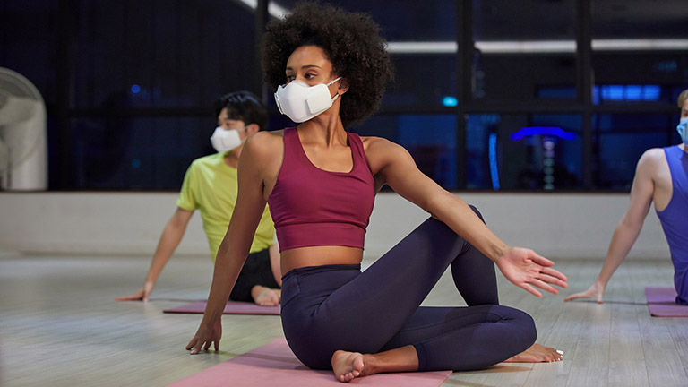 LG PuriCare Wearable Air Purifier Eine Person trägt die PuriCare-Maske beim Yoga.