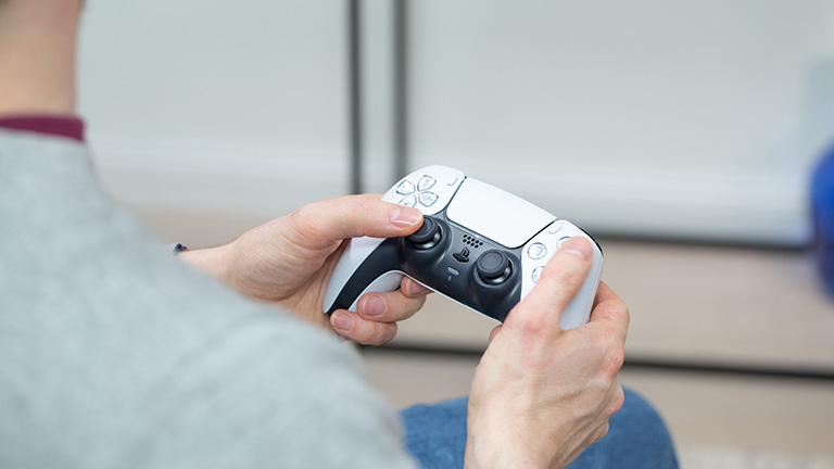 Playstation 5 Eine Person hält den neuen DualSense-Controller der PS5 in der Hand.