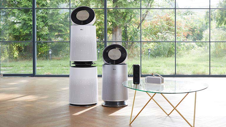 LG PuriCare 360 und PuriCare Mini Die großen und kleinen Luftreiniger von LG PuriCare nebeneinander.