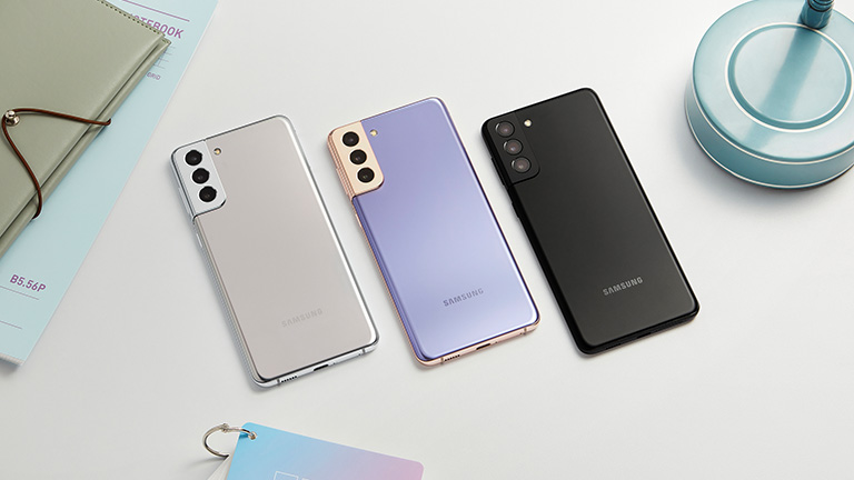 Das Samsung Galaxy S21 in drei unterschiedlichen Farben.
