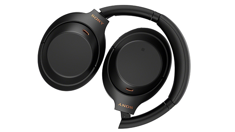 Sony WH-1000XM4 Die Sony WH-1000XM4 in Schwarz mit einer eingeklappten Ohrmuschel.