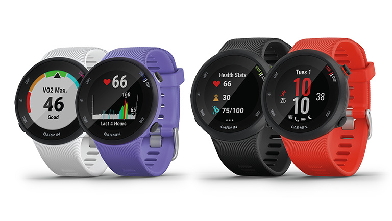 Garmin Forerunner 45 Produktbild der Garmin Forerunner 45 in den vier verfügbaren Farben: Schwarz, Weiß, Iris und Rot. Auf den Displays sind unterschiedliche Detailansichten zu erkennen.