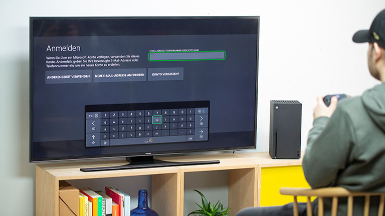 Microsoft Xbox Eine Person schaut auf den Anmeldebildschirm der Xbox Series X.