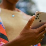 Eine Person hält das Motorola Moto G30 in Pastel Sky in der Hand.